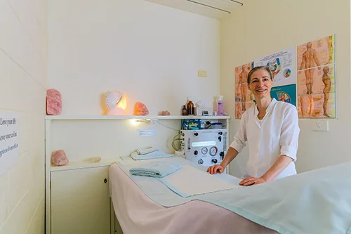 women-at-colonic-machine